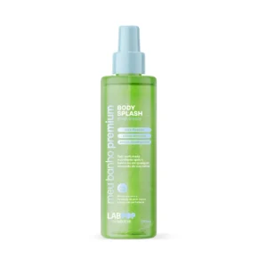 Body Splash Green Breeze Shimmer Labpop by Labotrat 190 ml em frasco verde sobre fundo azul-cla